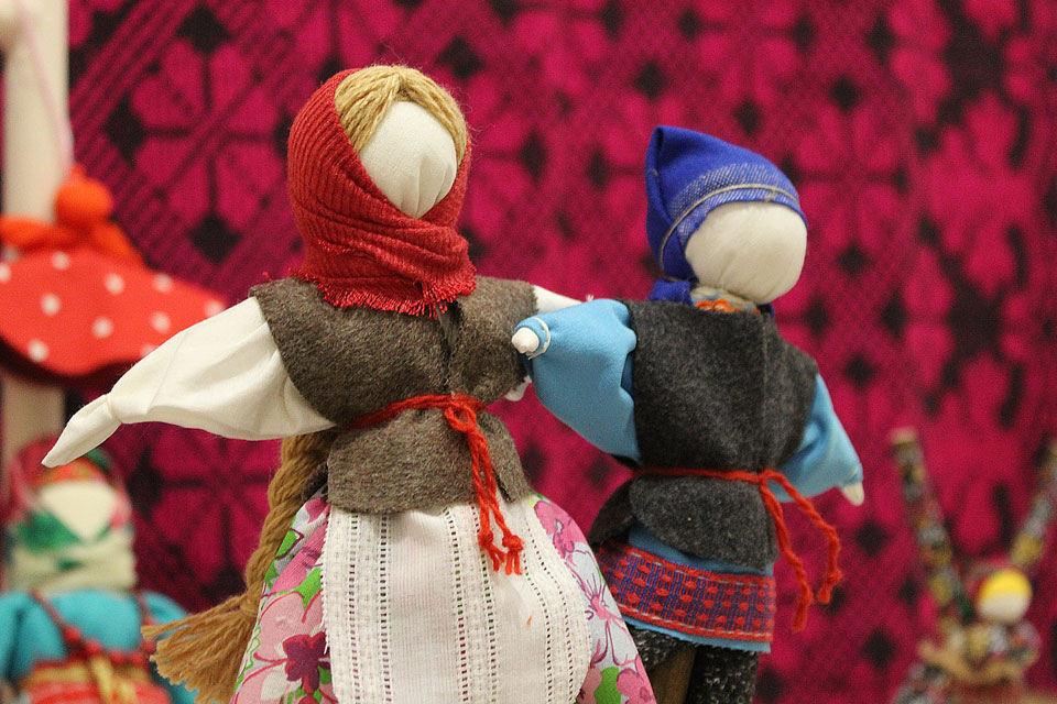 Выставка кукол бобруйчанки Гульнары Качан работает в музее этнографии Могилева. Фото