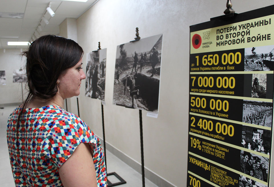 Выставка фотографий и документов, посвященных участию Украины во Второй мировой войне, открылась в Могилеве. Фото