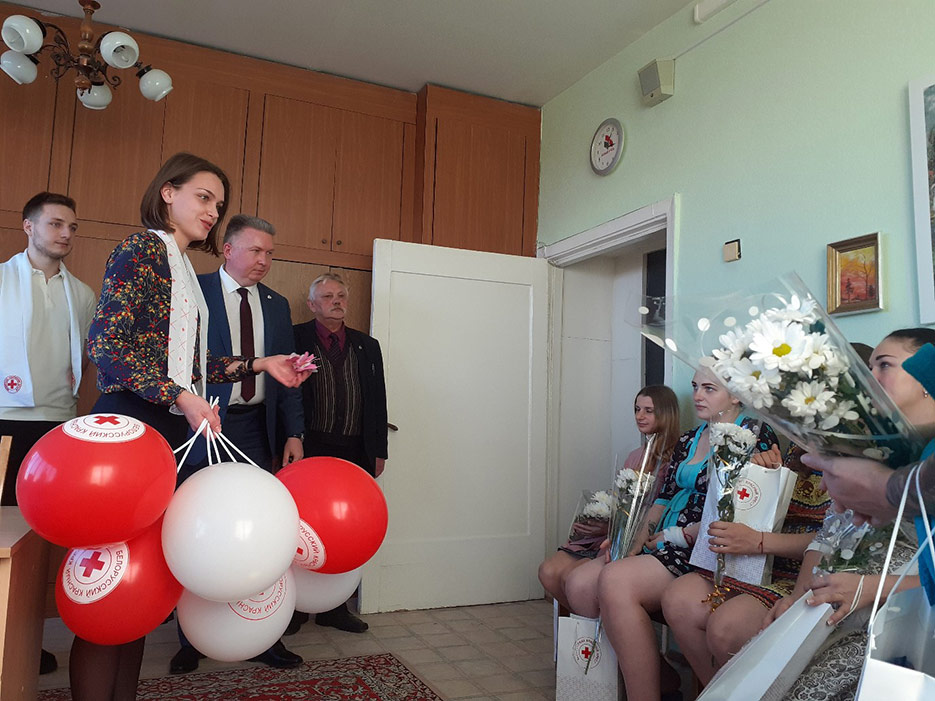 Представители Красного креста и Союза писателей поздравили женщин, родивших в День матери