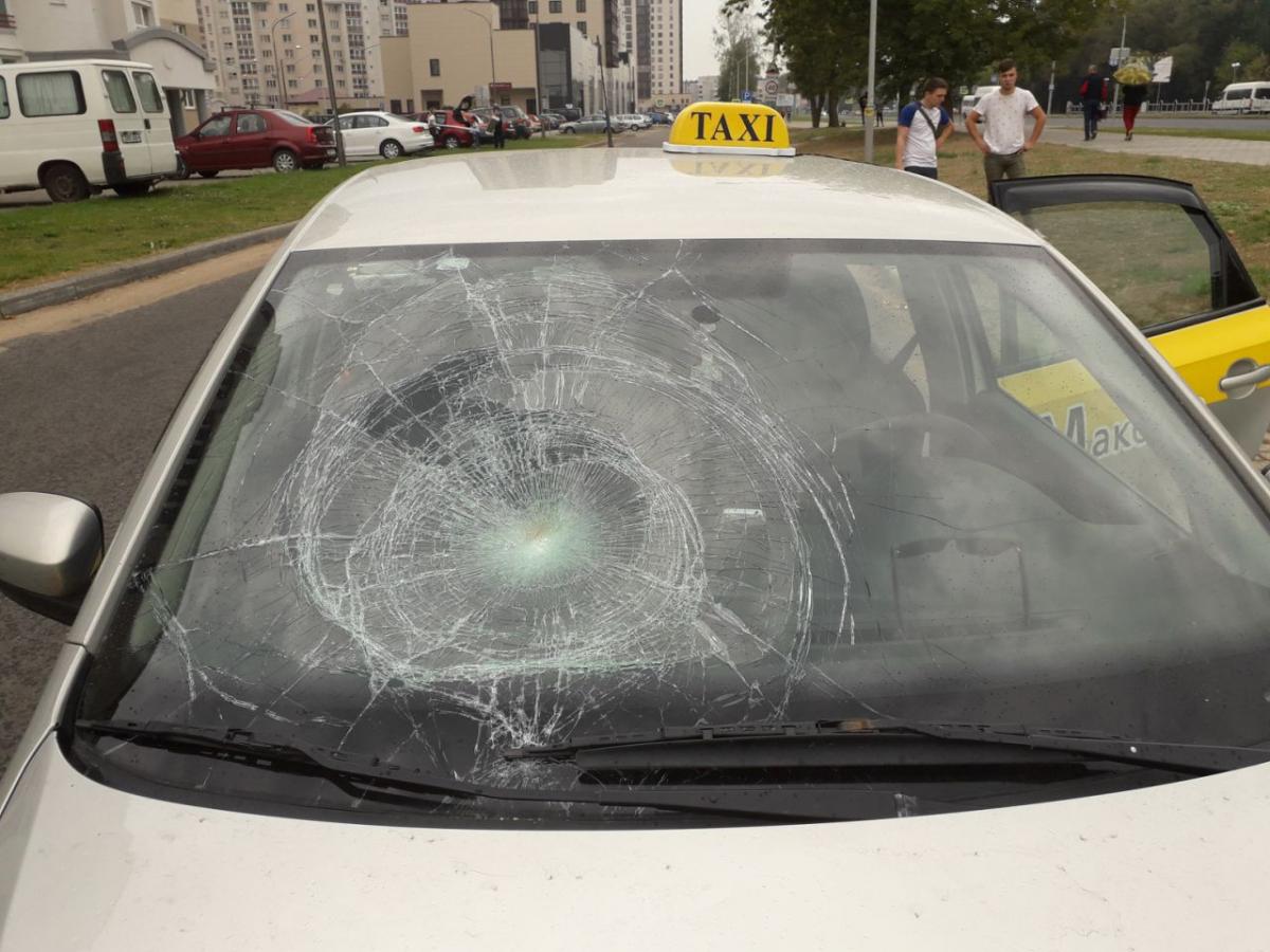 «Фольксваген» сбил могилевчанку, выбежавшую на дорогу из-за стоящего у бордюра автомобиля