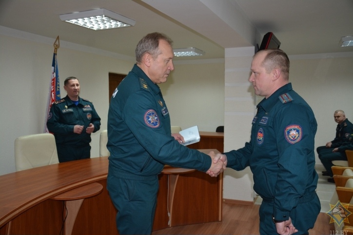 Министр МЧС вручил спасателям Могилевщины государственные награды