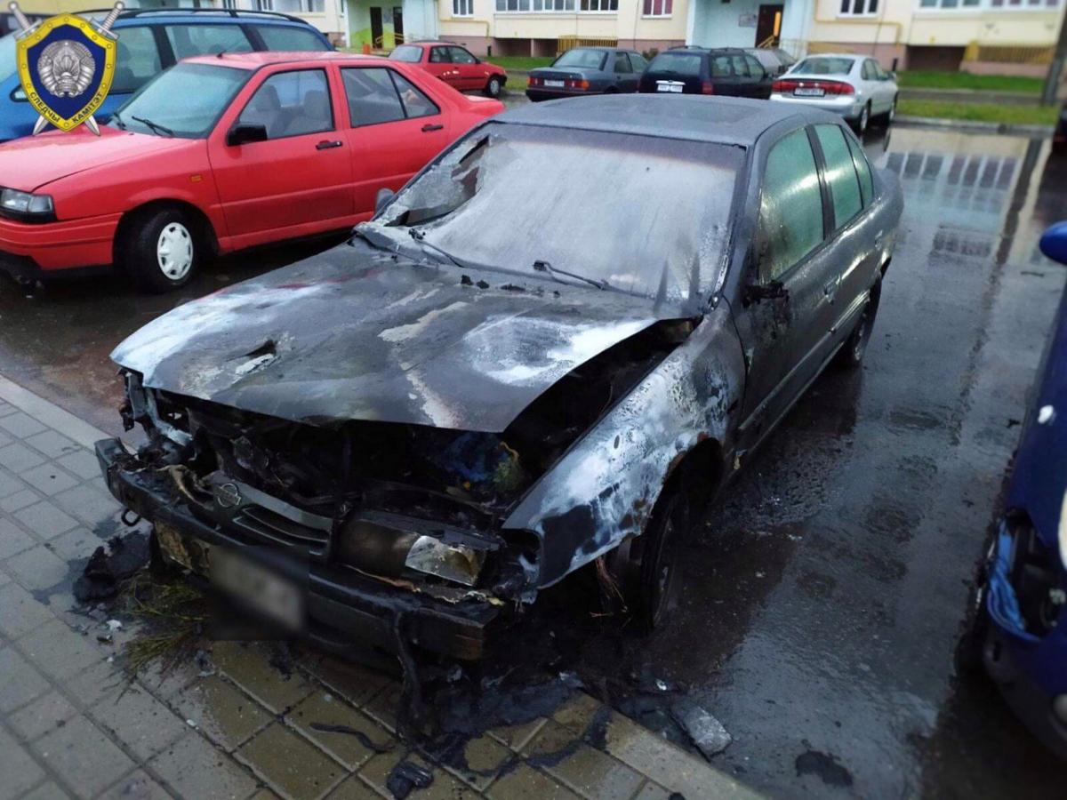 Мужчина в Осиповичах поджег автомобиль, в котором видел свою бывшую девушку