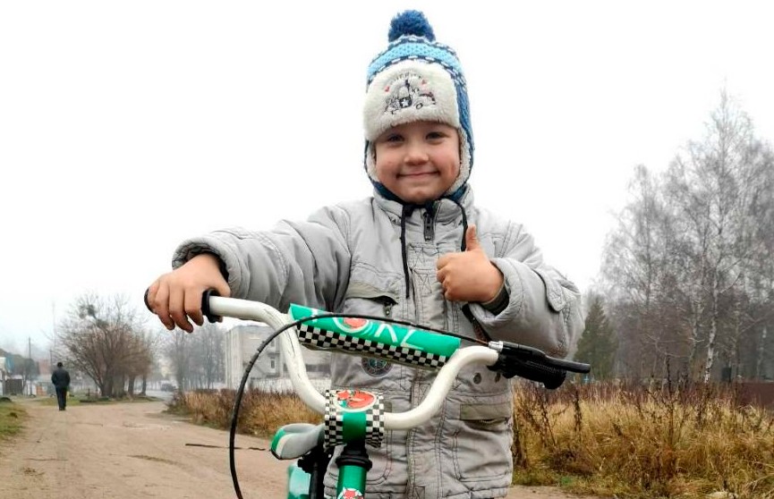 Владелец магазина в Бобруйске подарил велосипед 5-летнему мальчику. Видео
