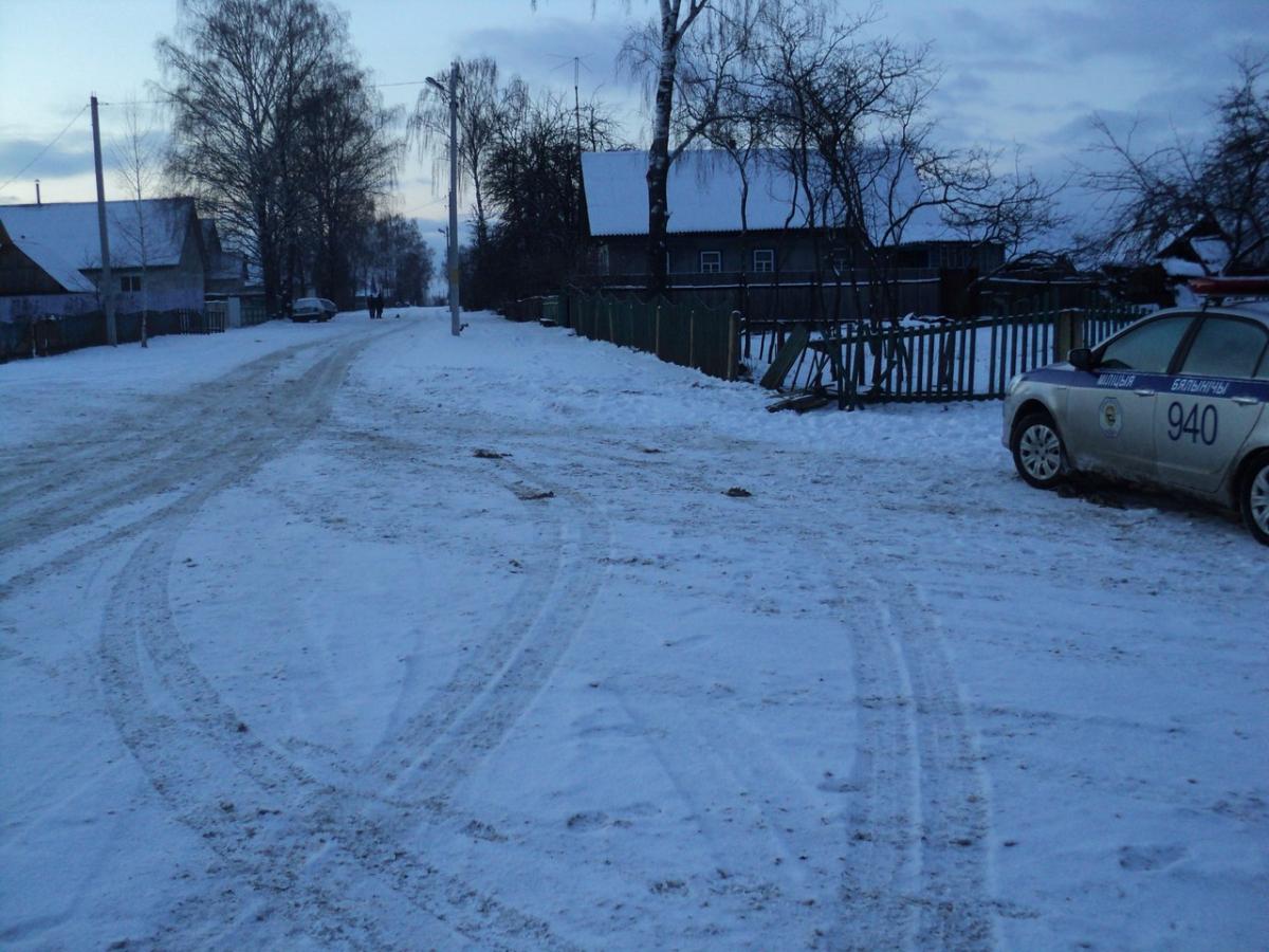 Пять протоколов составили в отношении водителя, повредившего забор дома в Белыничском районе
