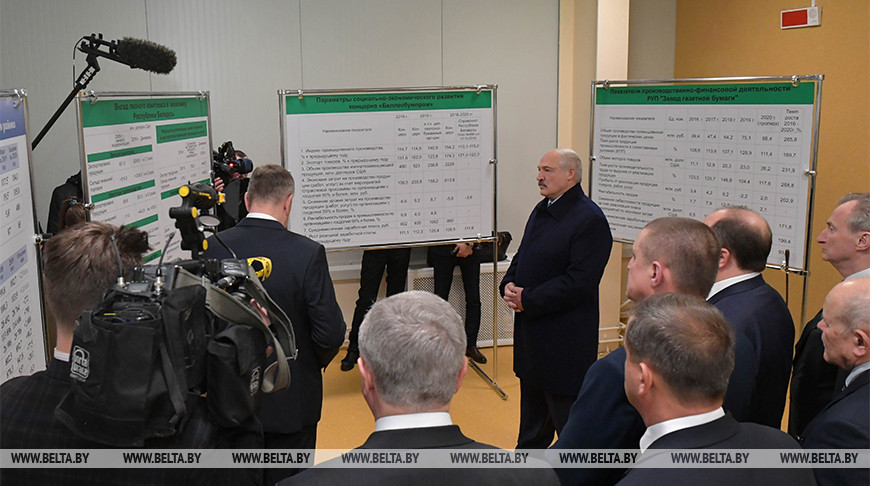 Лукашенко посещает завод газетной бумаги в Шклове