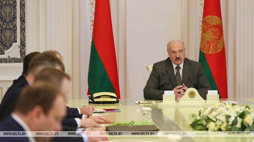 Лукашенко потребовал разобраться с распространителями фейков о смертях из-за коронавируса