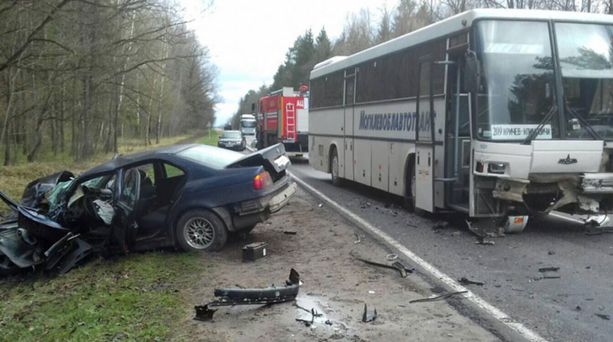 В Климовичском районе BMW столкнулся с автобусом