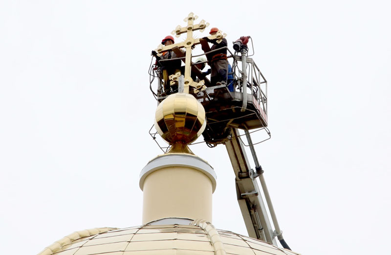 В Бобруйске на главный купол храма Александра Невского установили крест. Фото
