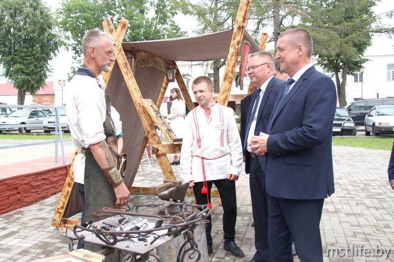 Такие встречи дают возможность узнать о житейских проблемах людей и в короткие сроки их решить - Леонид Заяц встретился с жителями Мстиславля