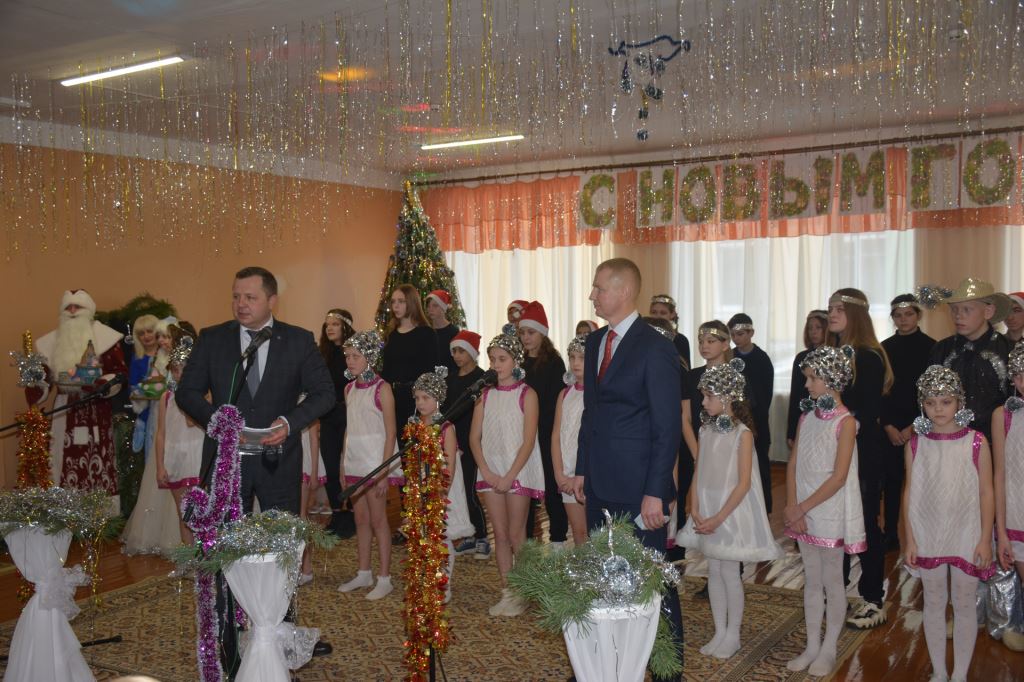 Воспитанники Глусской школы-интерната получили новогодние подарки от Минлесхоза