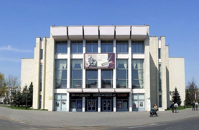 Посмотреть спектакль «Не покидай меня» онлайн предлагает областной театр драмы и комедии им. В.И.Дунина-Марцинкевича