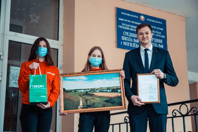 Праздничное настроение ребятам из средней школы № 40 города Могилева подарил Дмитрий Воронюк. Фото