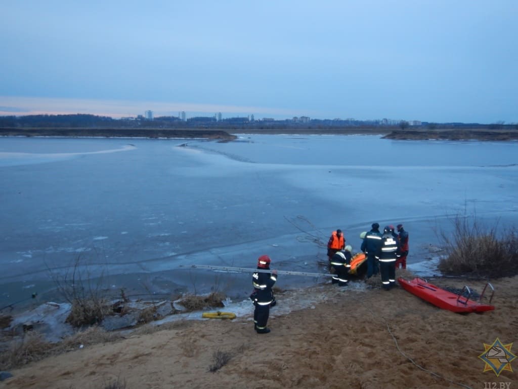 В заливе Днепра в Могилеве под лед провалился мужчина – его спасли