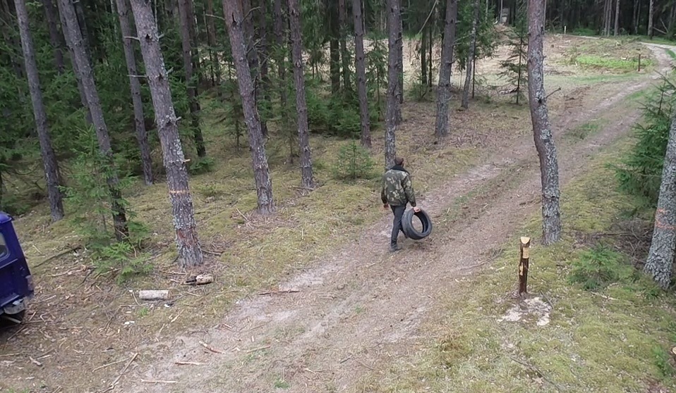 Нарушителя, выбросившего мусор в лесу, установили с помощью фотоловушки