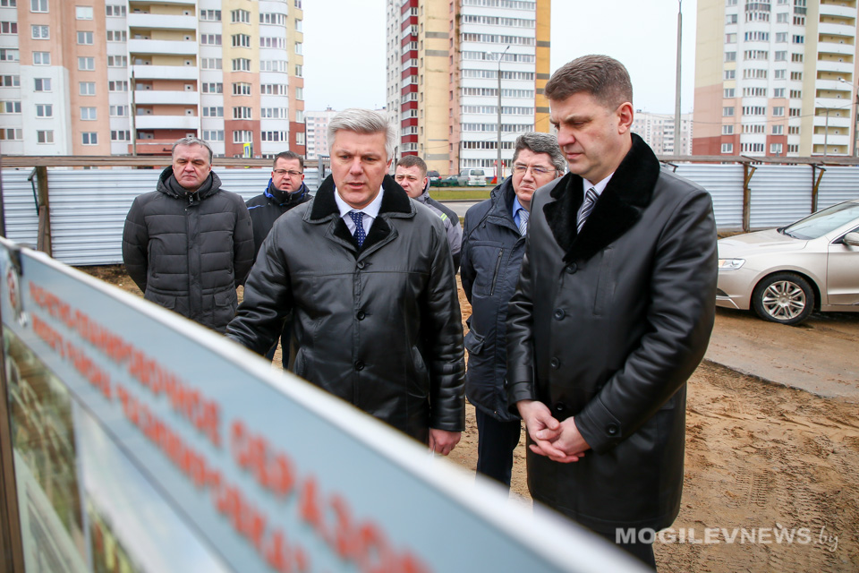 Заместитель премьер-министра Беларуси Владимир Кухарев посетил строительные объекты Могилева. Фото