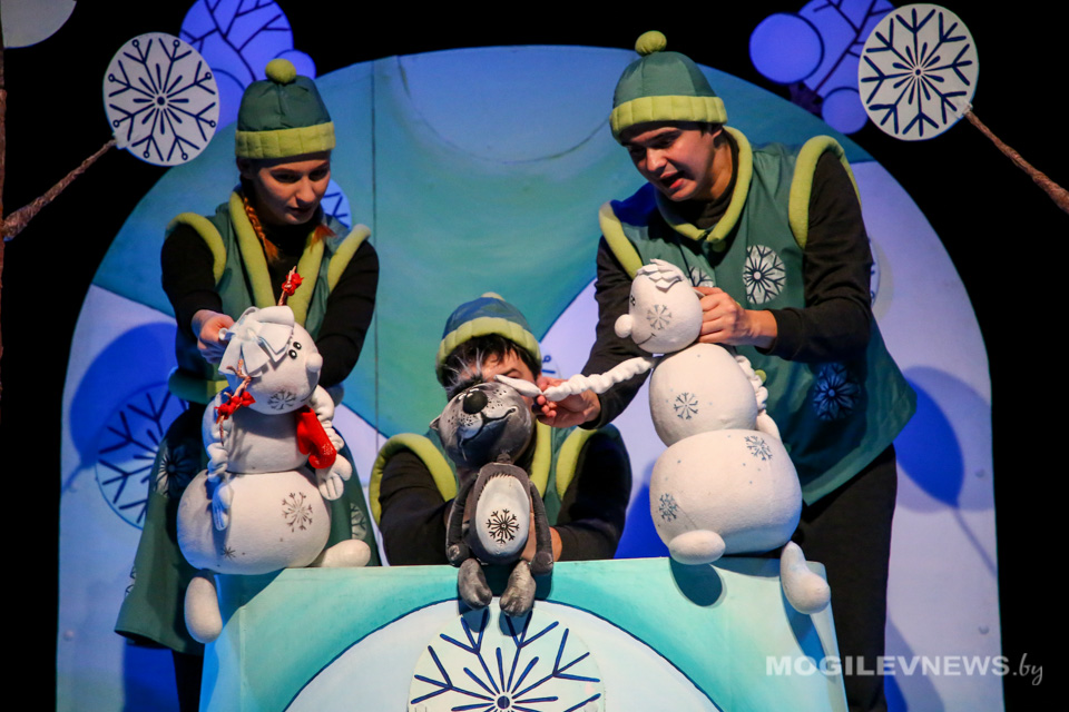 Могилевский театр кукол подготовил премьеру спектакля «Солнышко и Снежные человечки». Фото