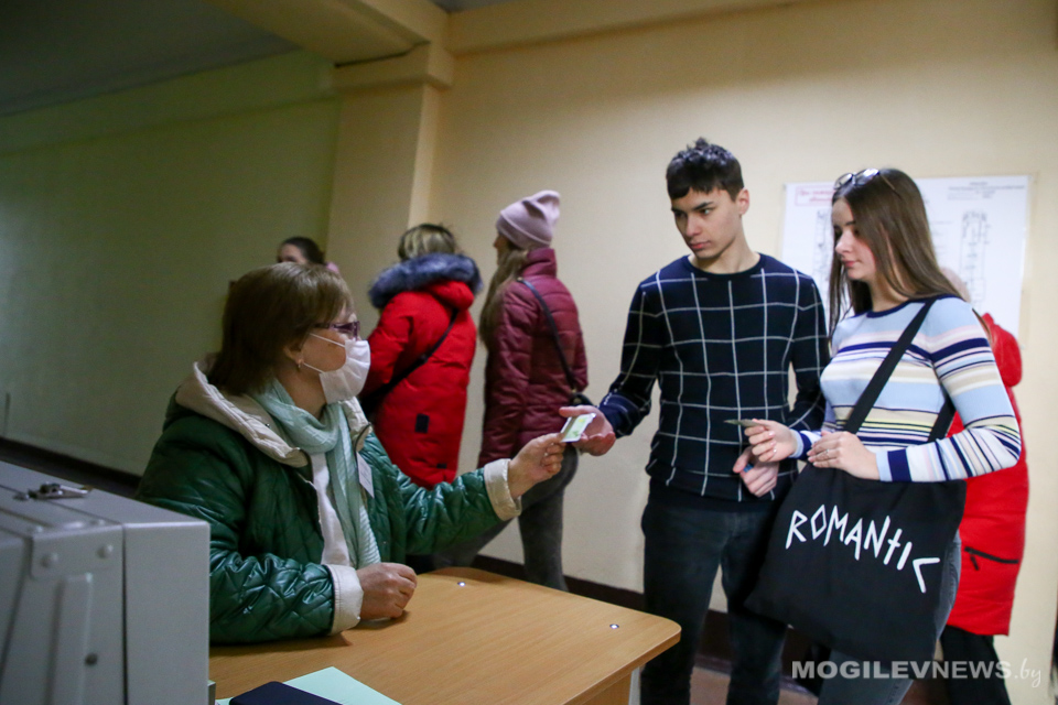 Дополнительные противоэпидемиологические меры приняты при проведении репетиционных тестирований в Могилеве. Фото