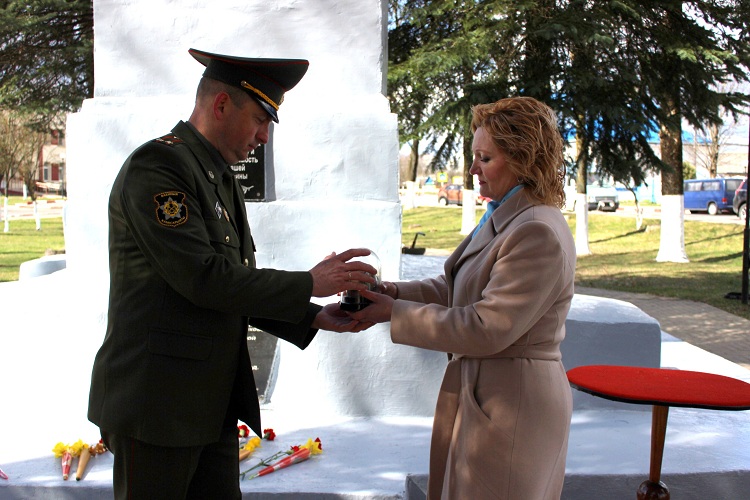 Капсулу с землей с 52 воинских захоронений и мест массового расстрела мирных жителей Чериковщины передали в Могилев. Фото