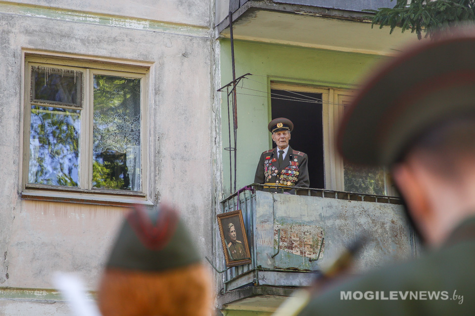 Могилевские спасатели поздравили ветерана ВОВ концертом под окном. Фото