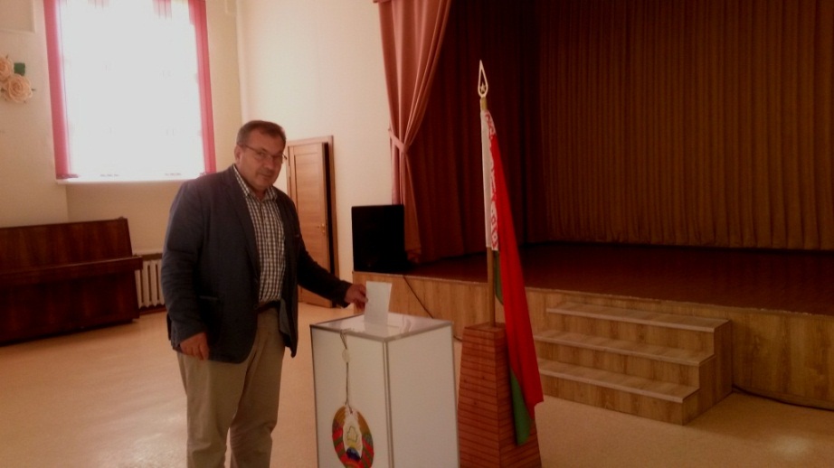 Главврач Могилевской облбольницы Анатолий Кулик не только проголосовал, но и оценил выполнение санэпидрекомендаций на своем избирательном участке