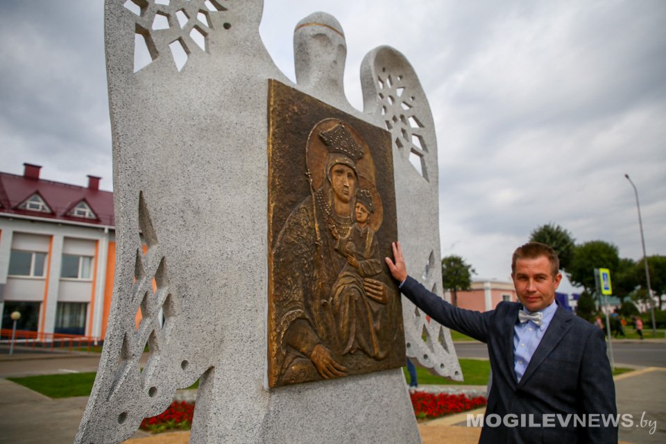 Гранитный ангел украсил площадь у церкви в честь иконы Божией Матери Белыничской. Фото