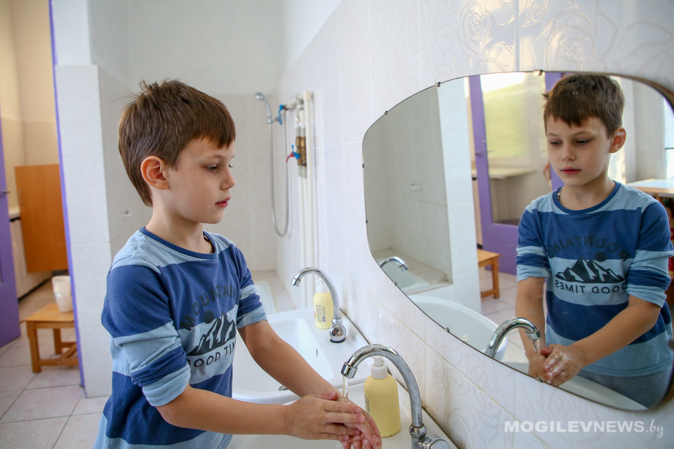 Больше прогулок и обязательный медфильтр в санаторном я-д/с №85 Могилева. Фото