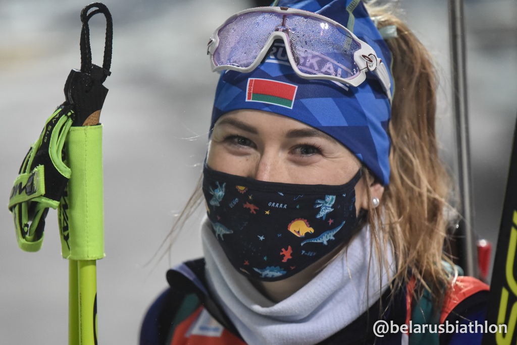 Динара Алимбекова выиграла спринт на этапе КМ по биатлону в Хохфильцене
