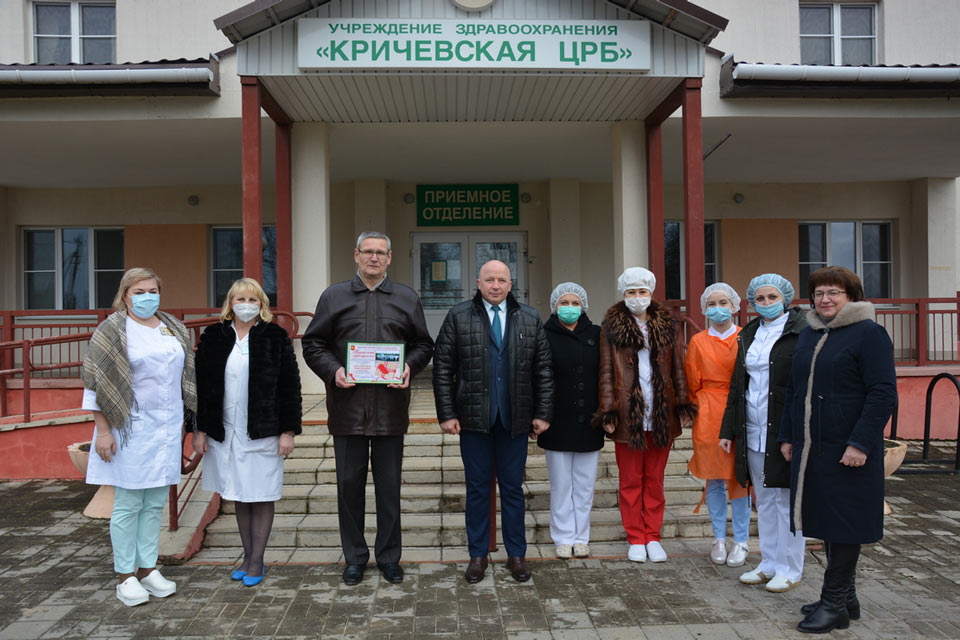 Подарочный сертификат на борьбу с коронавирусной инфекцией COVID-19 на 5 тысяч вручили медикам Кричевской ЦРБ