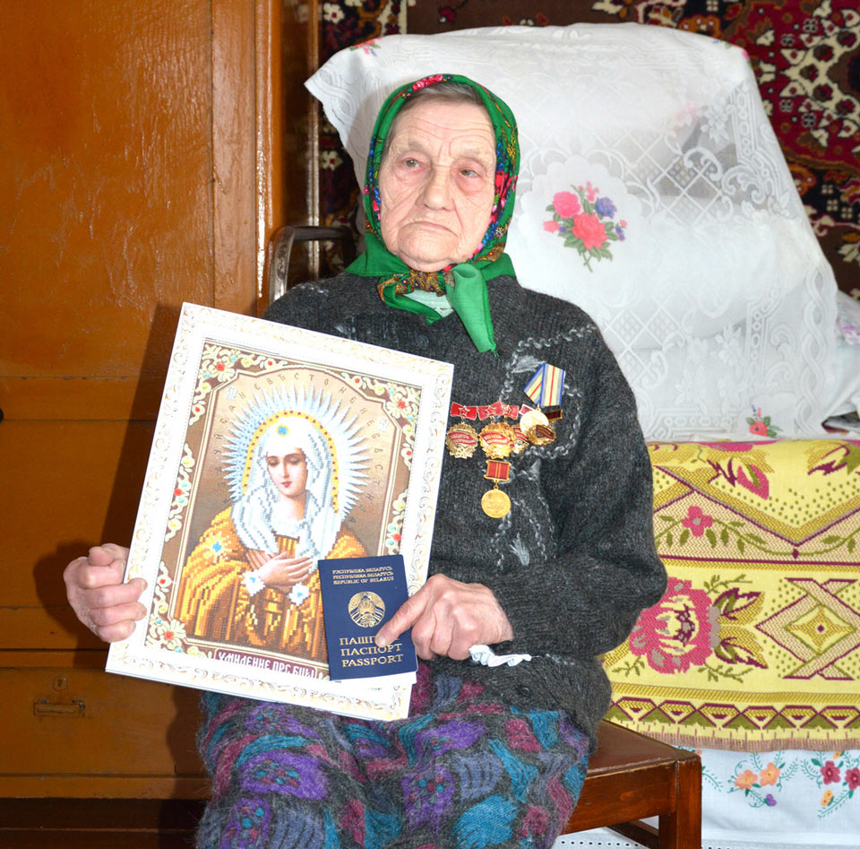 Жительницу Кричевского района представители местной власти поздравили с 100-летним юбилеем.