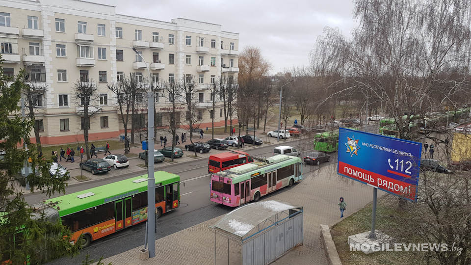 Из-за столкновения двух автомобилей в центре Могилева было парализовано движение. Фото