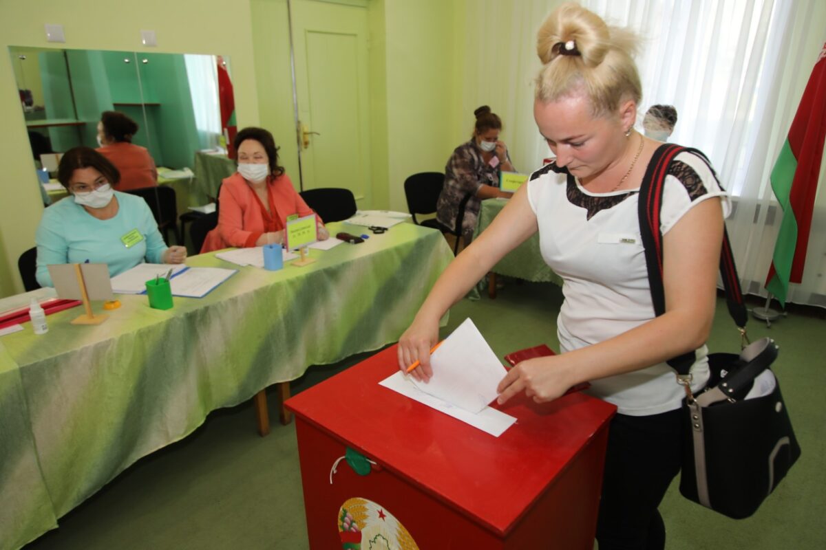В Бобруйске работают избирательные участки. Фото