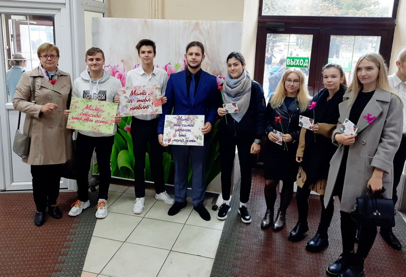 Акцию ко Дню матери провели в Белорусско-Российском университете. Фото