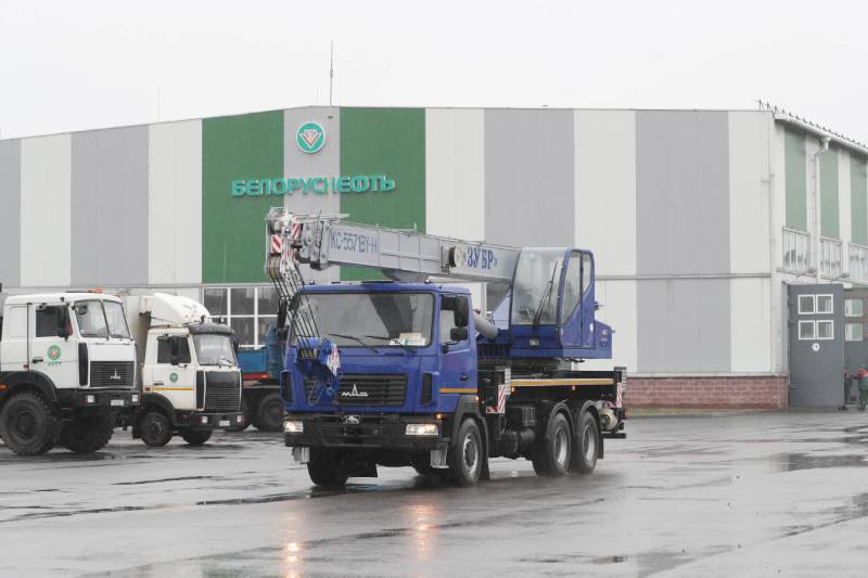 Автопарк "Белоруснефти" пополнили уникальные 32-тонные краны МАЗа