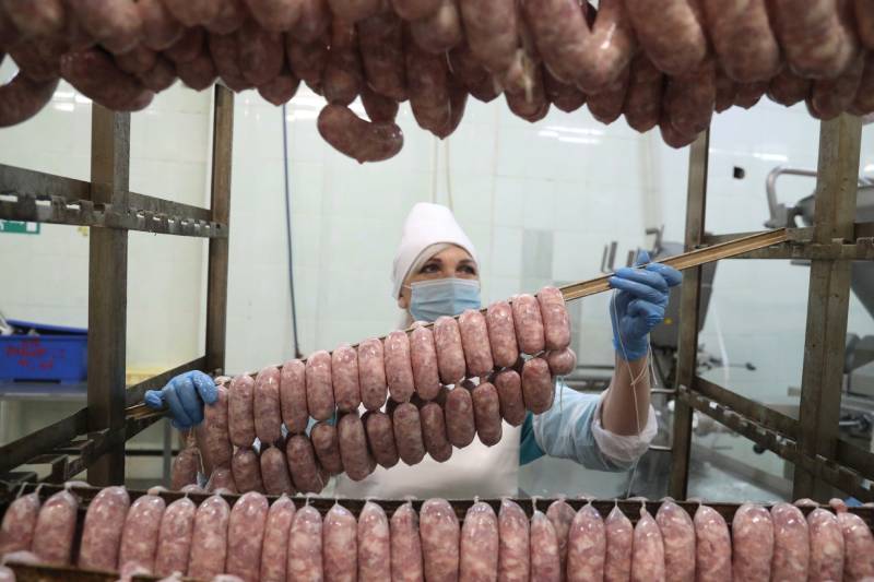 Цех по переработке мяса агрокомбината "Заря" изготавливает до 400 т продукции в месяц