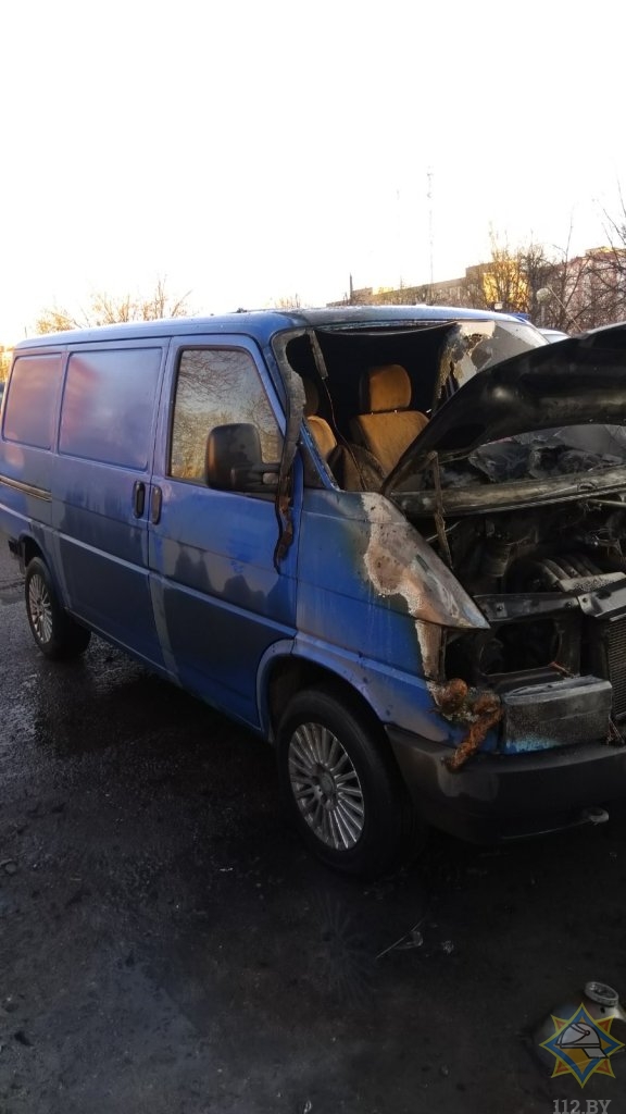 Микроавтобус сгорел на стоянке в Могилеве