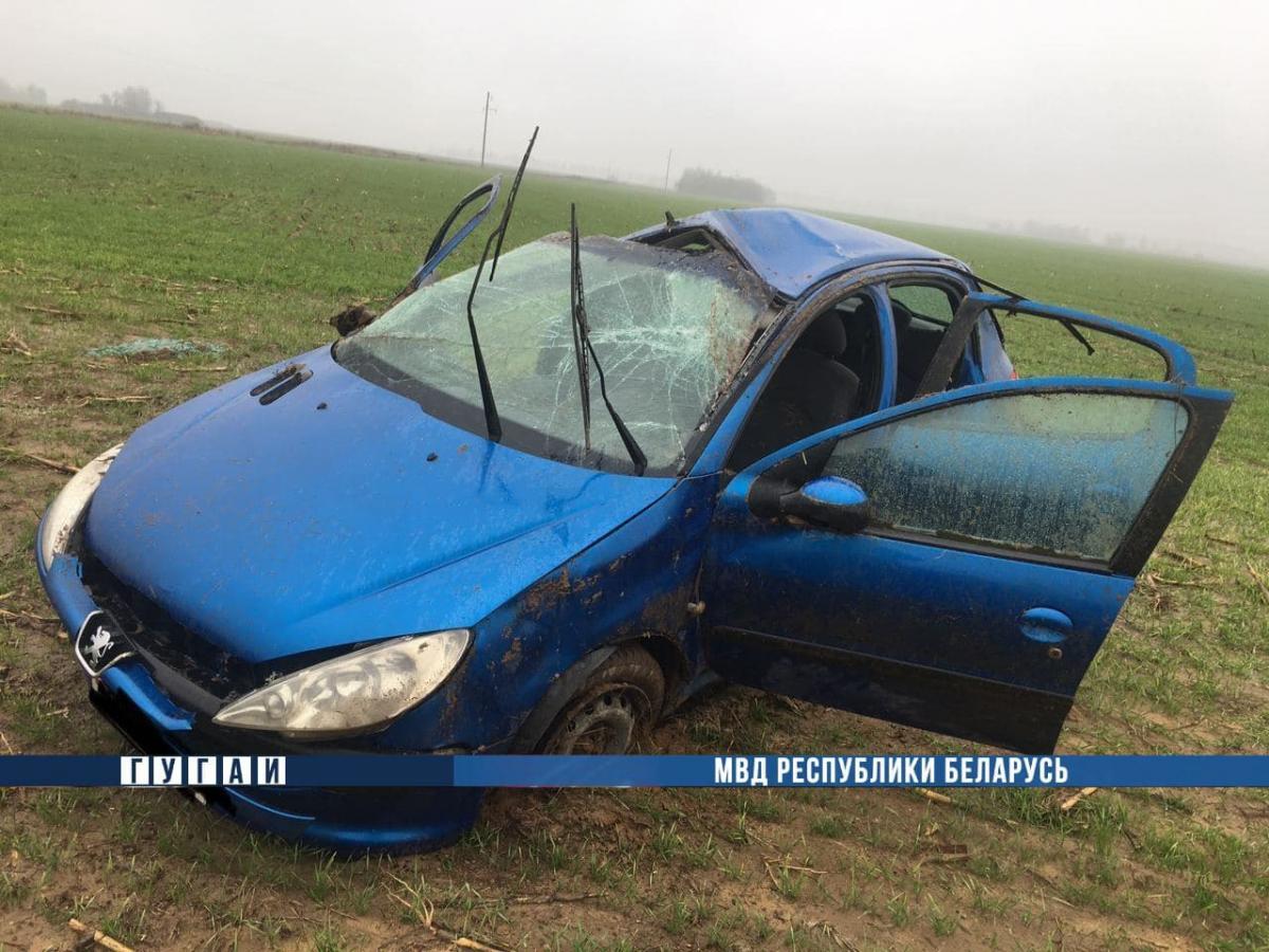 Peugeot опрокинулся в Кировском районе, пострадала пассажирка