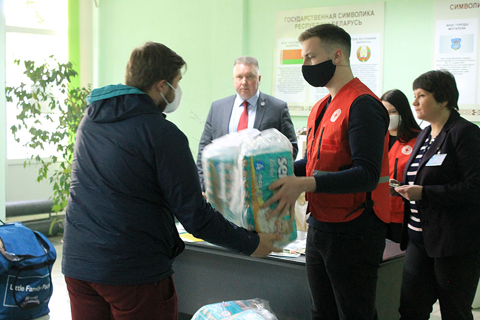 100 упаковок подгузников МОО БОКК передала для детей с особенностями развития