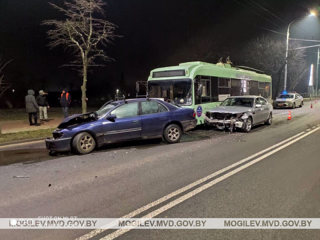 Opel в Могилеве выехал на встречку и столкнулся с BMW - один водитель в больнице