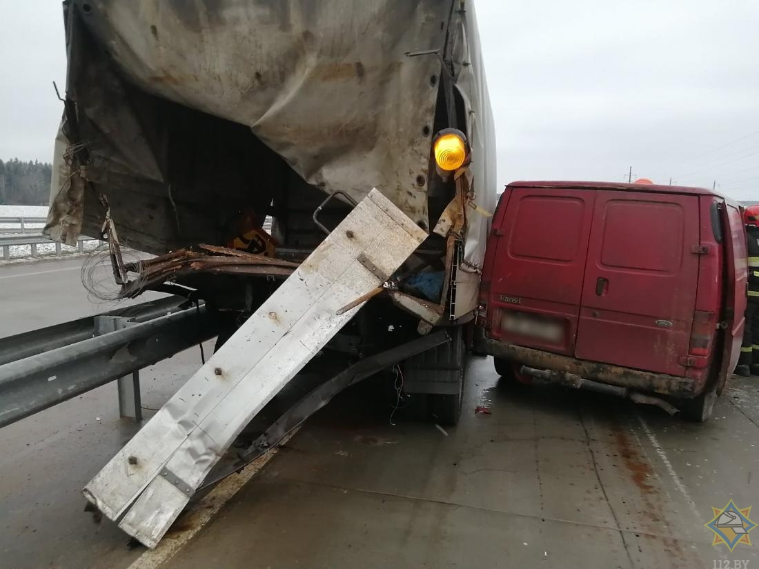 Микроавтобус и грузовой автомобиль столкнулись в Могилевском районе