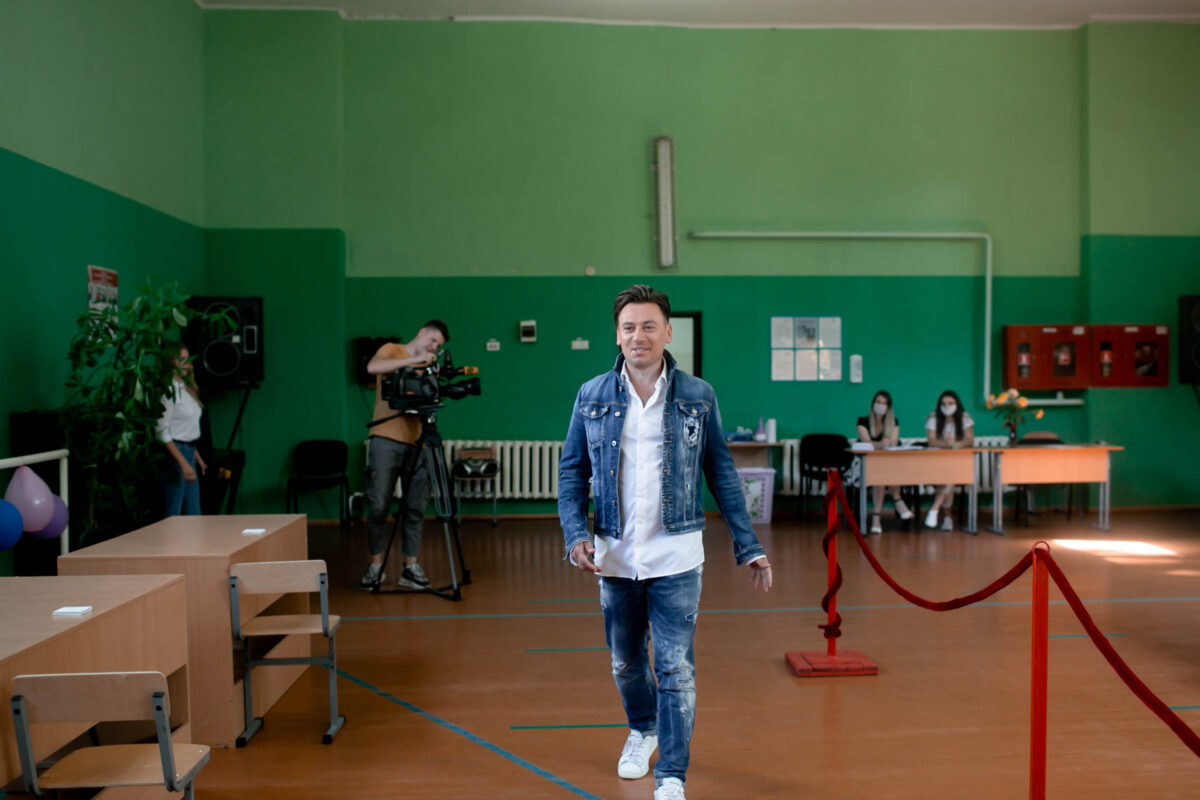 Певец Руслан Алехно проголосовал в Бобруйске. Фото