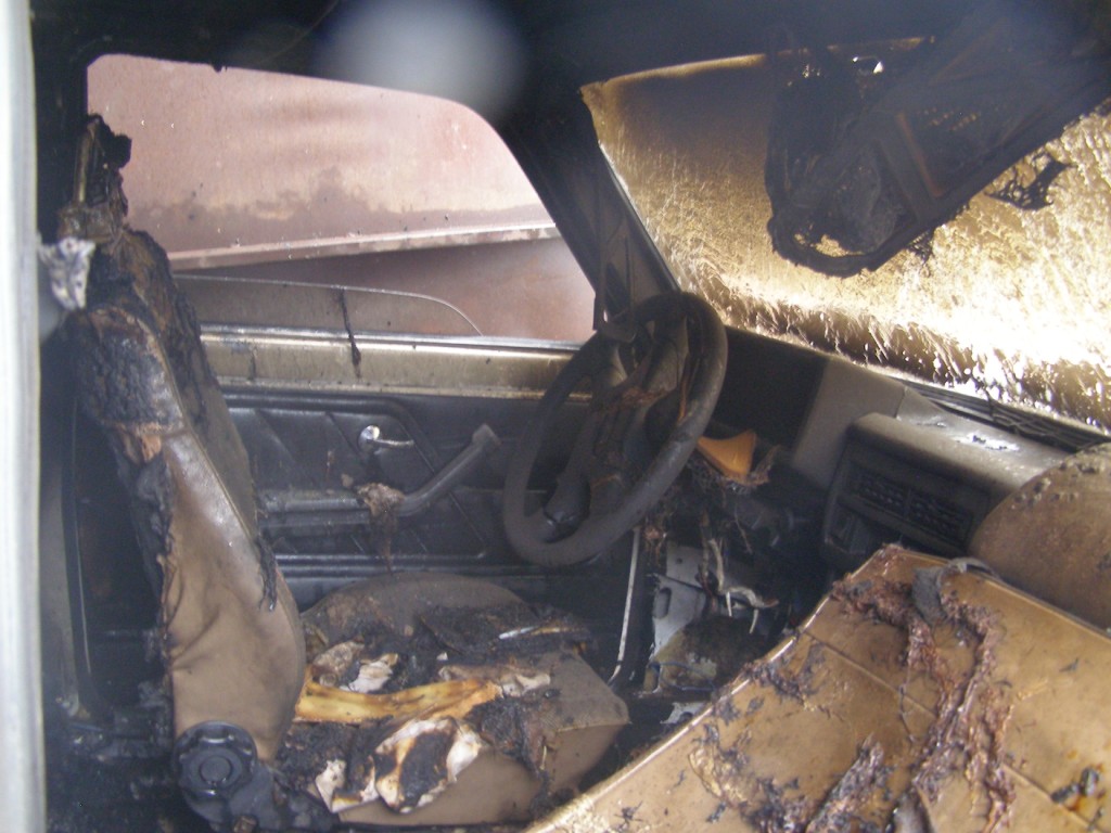 Житель Глуска проводил ремонтные работы в гараже – загорелась машина