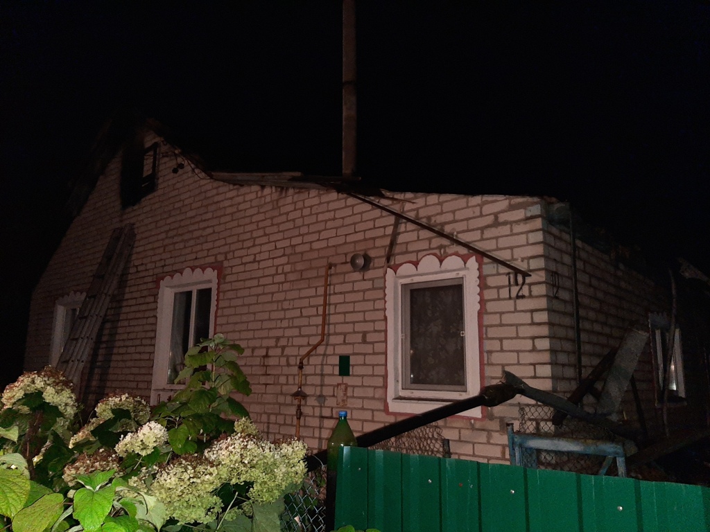 В Мстиславле из-за удара молнии сгорела кровля частного жилого дома