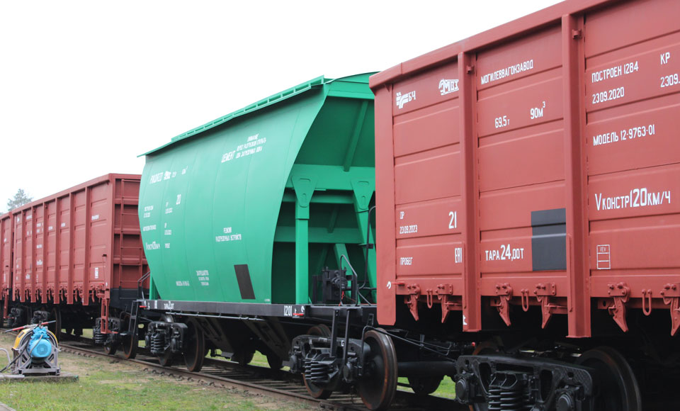 50 платформ для перевозки древесины изготовит специально для «Кроноспан ОСБ» Могилевский вагоностроительный завод