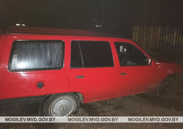 Парень в Горках угнал «Опель», повредив по пути две машины