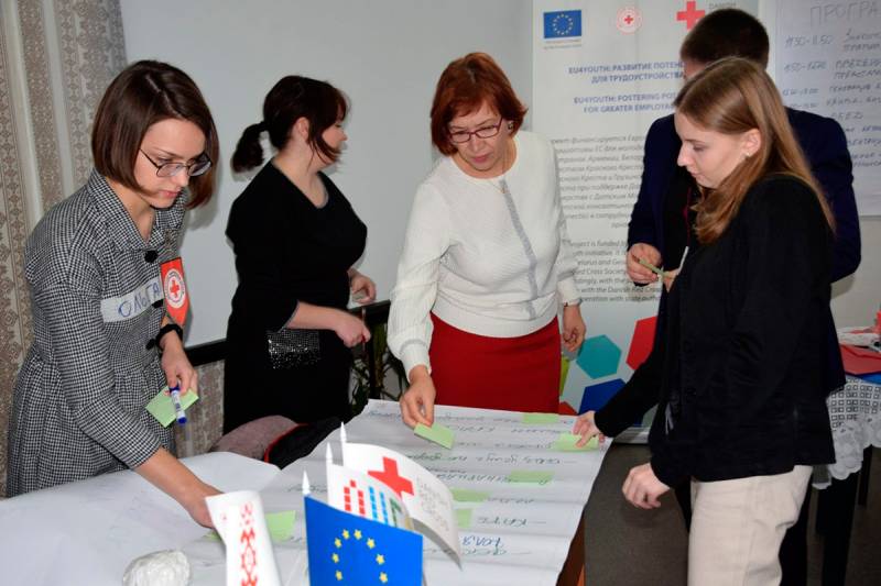 Научить и поддержать: Красный Крест помогает молодым людям найти работу