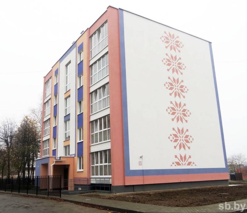 Дом для многодетных семей с ярким фасадом и белорусским орнаментом построили в Круглом