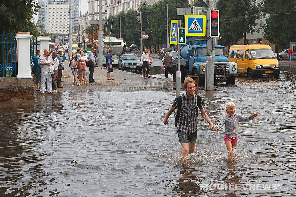 Погода на выходные: оранжевый уровень опасности - ливни и сильный ветер, но тепло