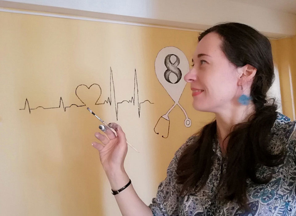 В знак благодарности медикам в Могилеве расписывают подъезды