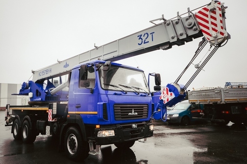 Новый автокран грузоподъемностью 32 тонны и с облегченным шасси собран на заводе «Могилевтрансмаш»