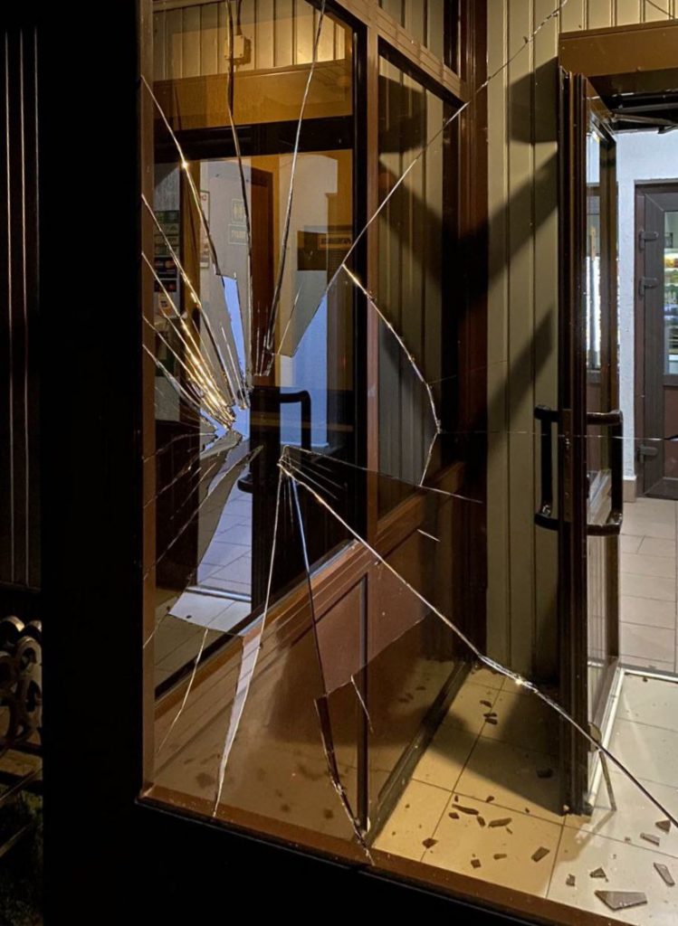 Житель Кричева на спор разбил кулаком стекло на автозаправочной станции